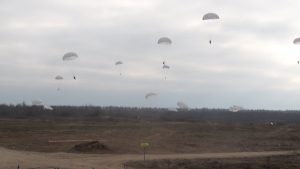 В ЗСУ поновилися стрибки з парашутом