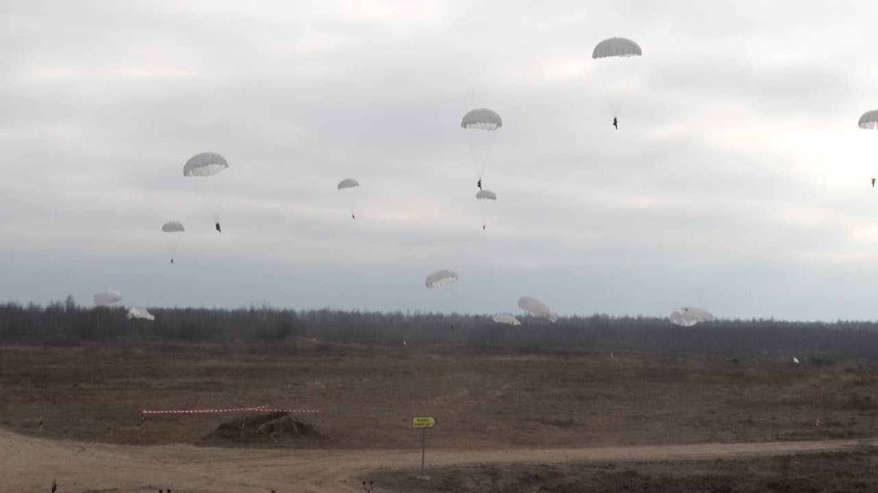 В ЗСУ поновилися стрибки з парашутом