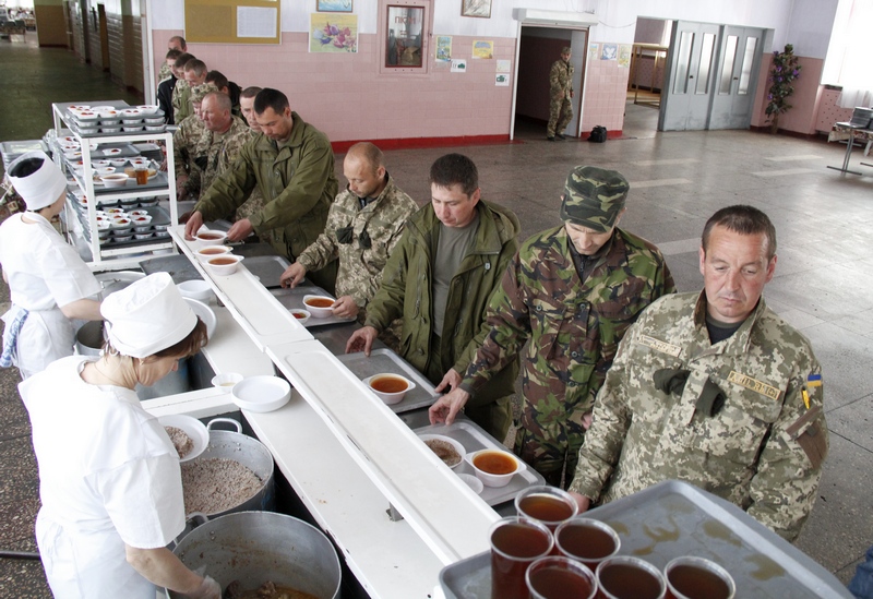 Військових у Десні годували м’ясом з кишковою паличкою з холодильника де було +15°C