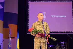 У Маріуполі орденом Народний герой України нагородили військових