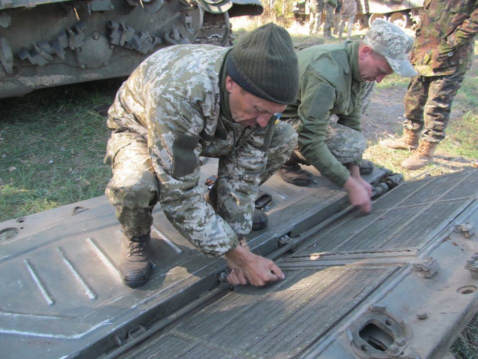 Підрозділи сил АТО готують техніку до зими