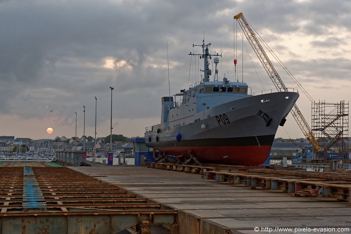 Передача чи придбання бувших у використанні кораблів для потреб ВМС України