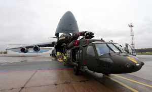 В рамках операції “Atlantic Resolve” до Латвії прибув підрозділ США на UH-60 “Black Hawk”