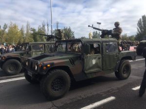 Високомобільний багатоцільовий колісний транспортний засіб HMMWV