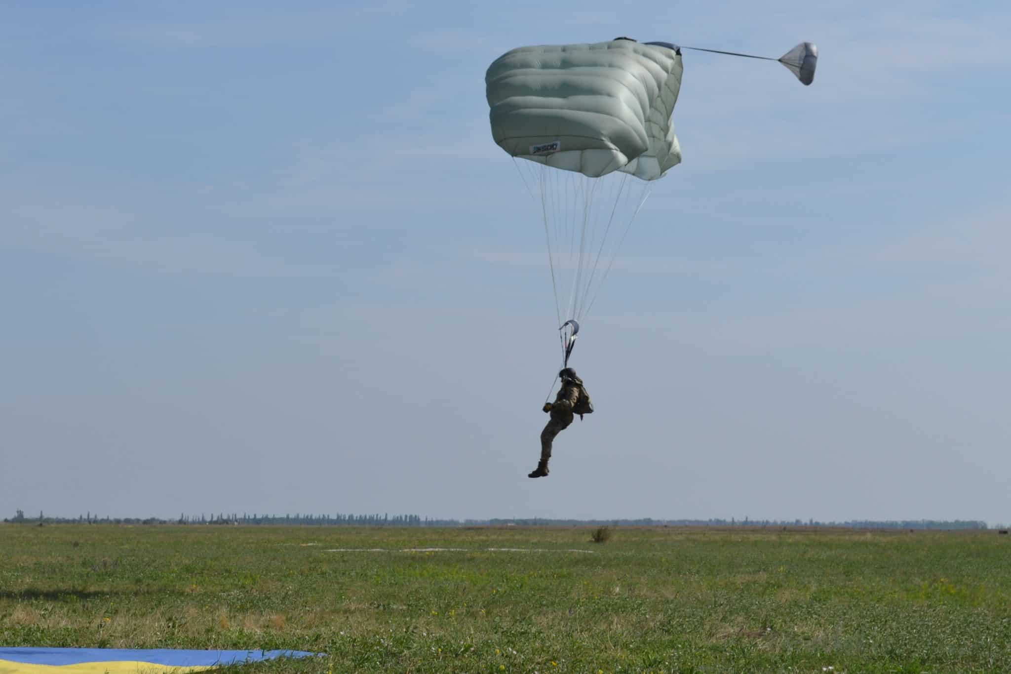 Американські парашути випробовують у ЗСУ