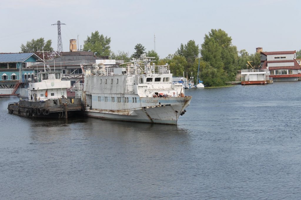 Науково-дослідне судно "Гідробіолог" під час транспортування до підприємства КССЗ