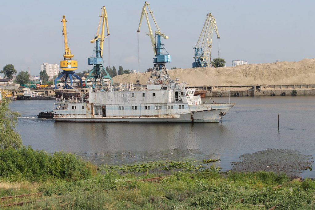 Науково-дослідне судно "Гідробіолог" під час транспортування до підприємства КССЗ