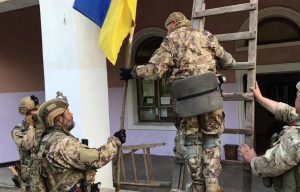 Розведення військ: жителі Золотого-4 просять військових залишитися