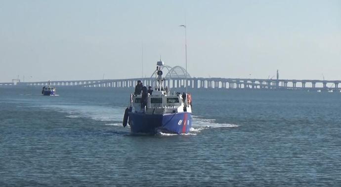 Транспортно-десантні катери БК-16 під час патрулювання Керченської протоки