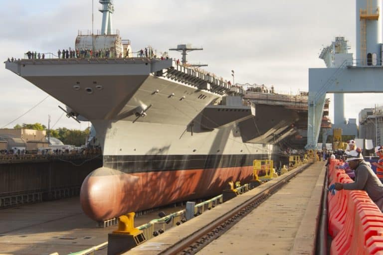 Авіаносець USS John F. Kennedy (CVN 79) перед заповненням сухого доку водою