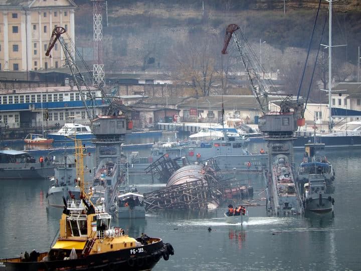 Підводний човен Святой Георгий в затонулому плавучому доці ПД-16