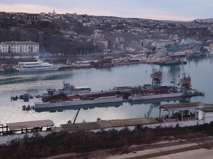 Підводний човен Святой Георгий в затонулому плавучому доці ПД-16