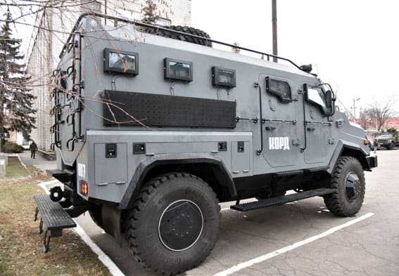 Бронеавтомобіль «Варта» з перших генерацій бойової машини отриманих підрозділом «Корд» в Донецькій області