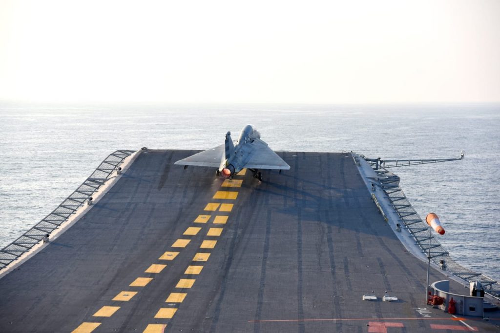 Перший зліт з палуби індійського багатоцільового літака Tejas Mk 1