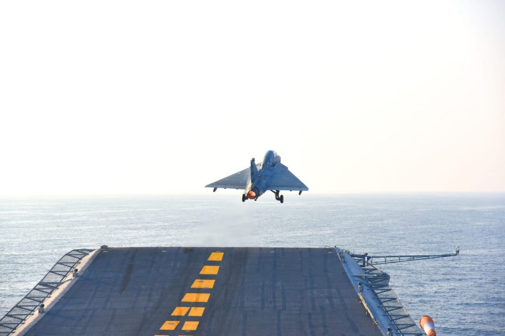 Перший зліт з палуби індійського багатоцільового літака Tejas Mk 1