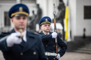 Започаткована нова традиція: церемонія почесної варти біля Верховної Ради