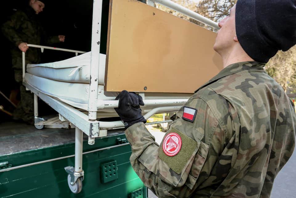 Солдати 6-ї повітряно-десантної бригади допомагають забезпечувати карантинні приміщення в університетській лікарні у Кракові