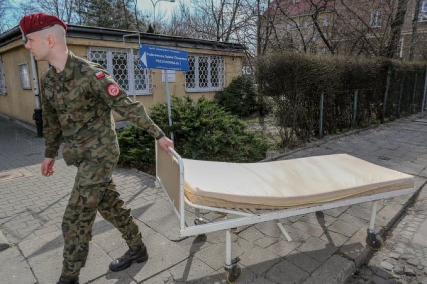 Солдати 6-ї повітряно-десантної бригади допомагають забезпечувати карантинні приміщення в університетській лікарні у Кракові