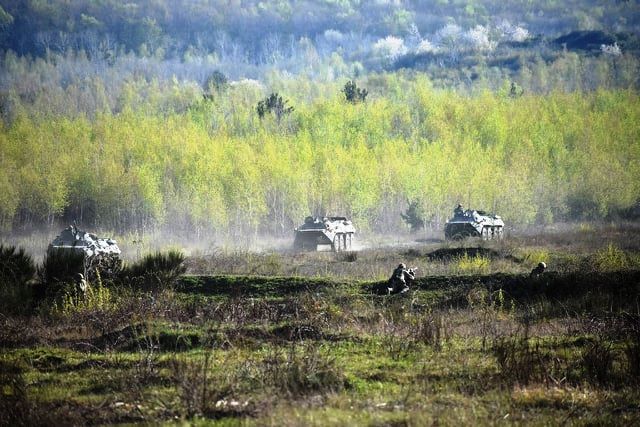 БТР-80 та військові на навчаннях ЗСУ на Закарпатті. Фото: Міноборони. 16.04.2020