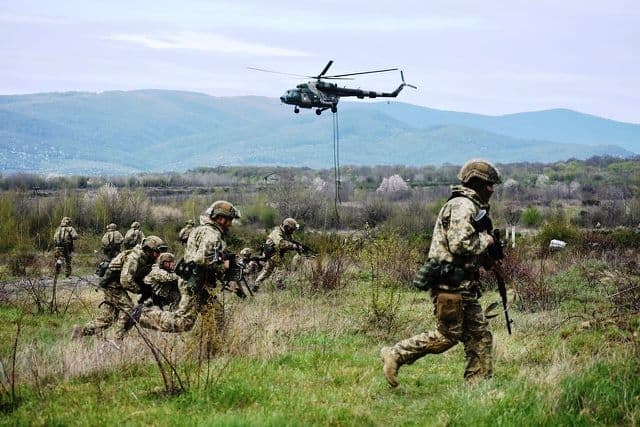 Військові та Мі-8 на навчаннях ЗСУ на Закарпатті. Фото: Міноборони. 16.04.2020Міноборони. 16.04.2020