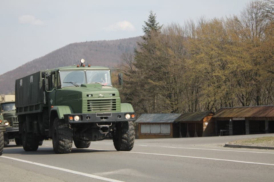 Вантажівка КрАЗ ЗСУ. Фото: Пресцентр ДШВ. 14.04.2020