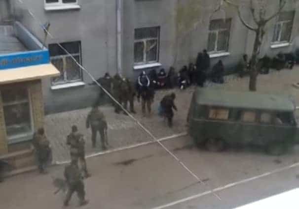 Girkin’s ‘Crimea’ group assaults Sloviansk police HQ. 12 April 2014 morning. © Unknown authors of the original video.