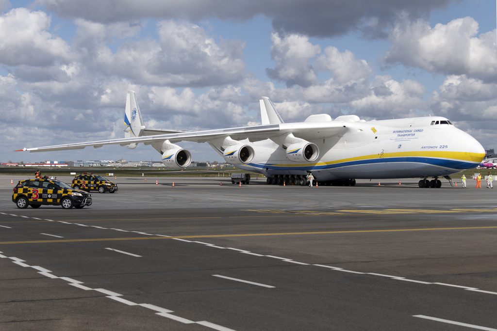 Літак Ан-225 "Мрія" привіз до Польщі засоби проти COVID19