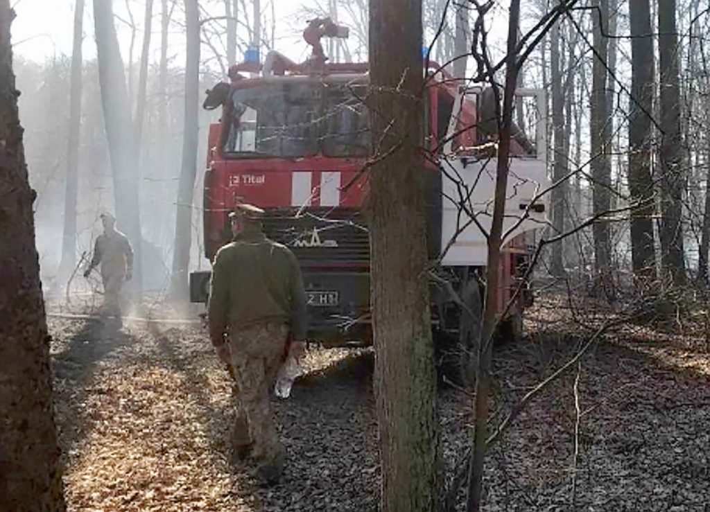 Гасіння пожежі поблизу військового арсеналу в Калинівці