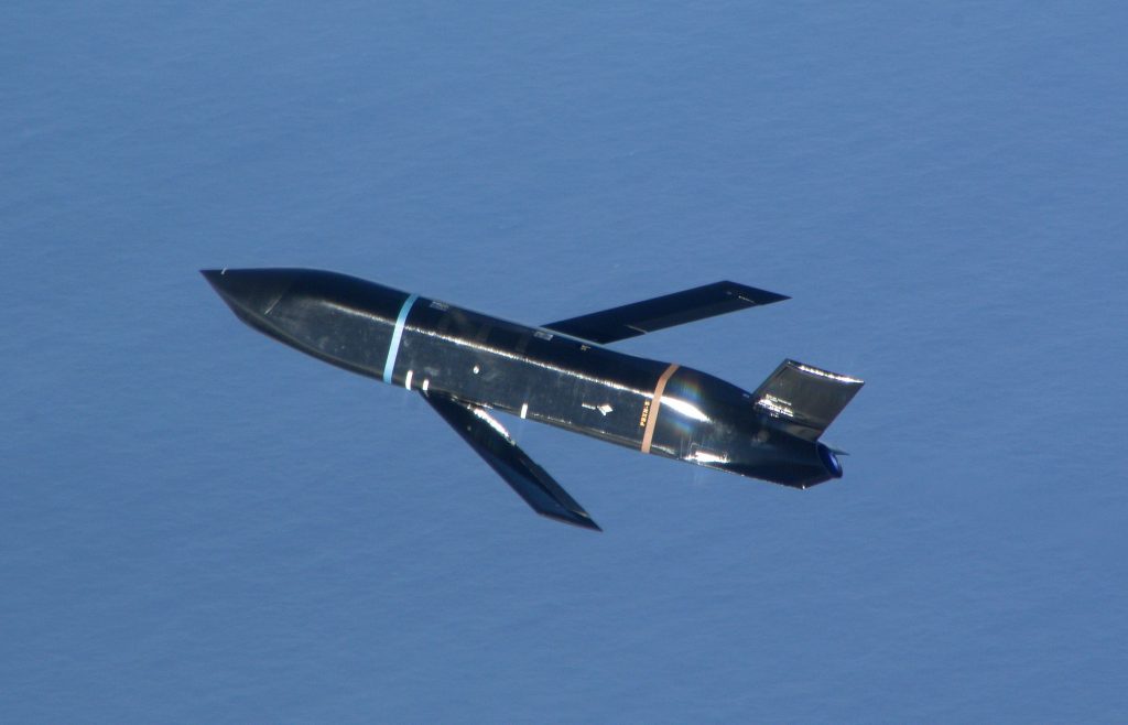 Протикорабельна ракета AGM-158C LRASM (Long Range Anti-Ship Missile) у польоті