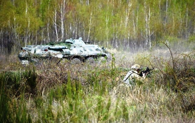 БТР-80 та військові на навчаннях ЗСУ на Закарпатті. Фото: Міноборони. 16.04.2020