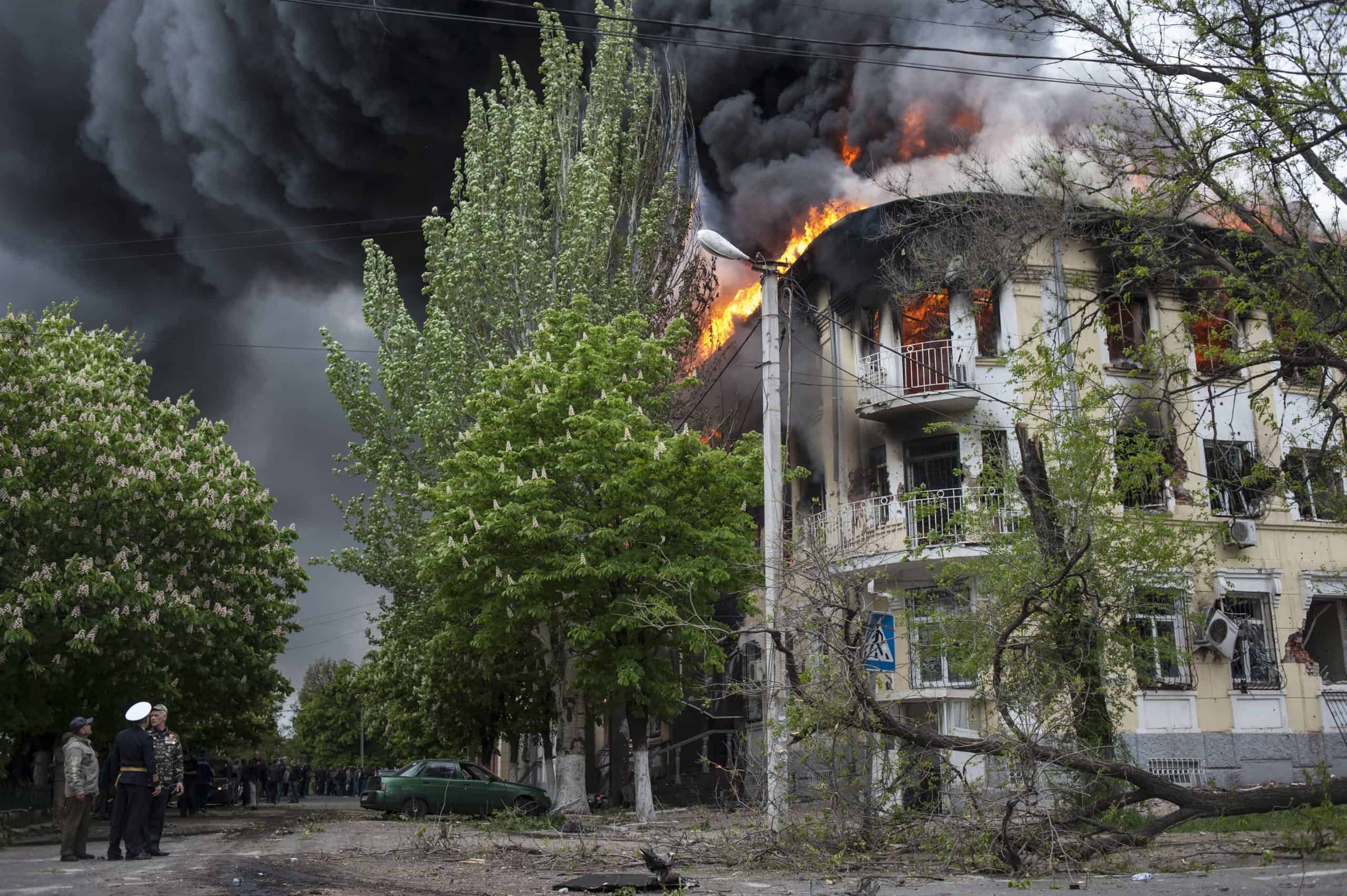 Mariupol Police Headquarters engulfed in fire after pro-Russian “Mongoose” assault group was defeated. May 9th afternoon. © AP Photo/Evgeniy Maloletka.