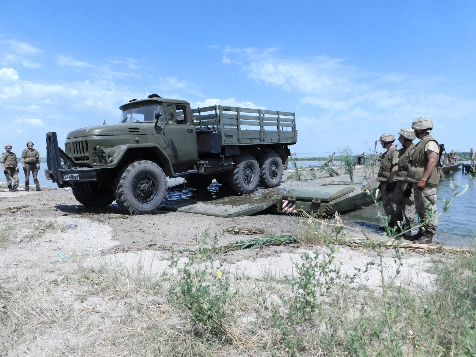 Військові понтонери виручать цивільних на Дніпропетровщині