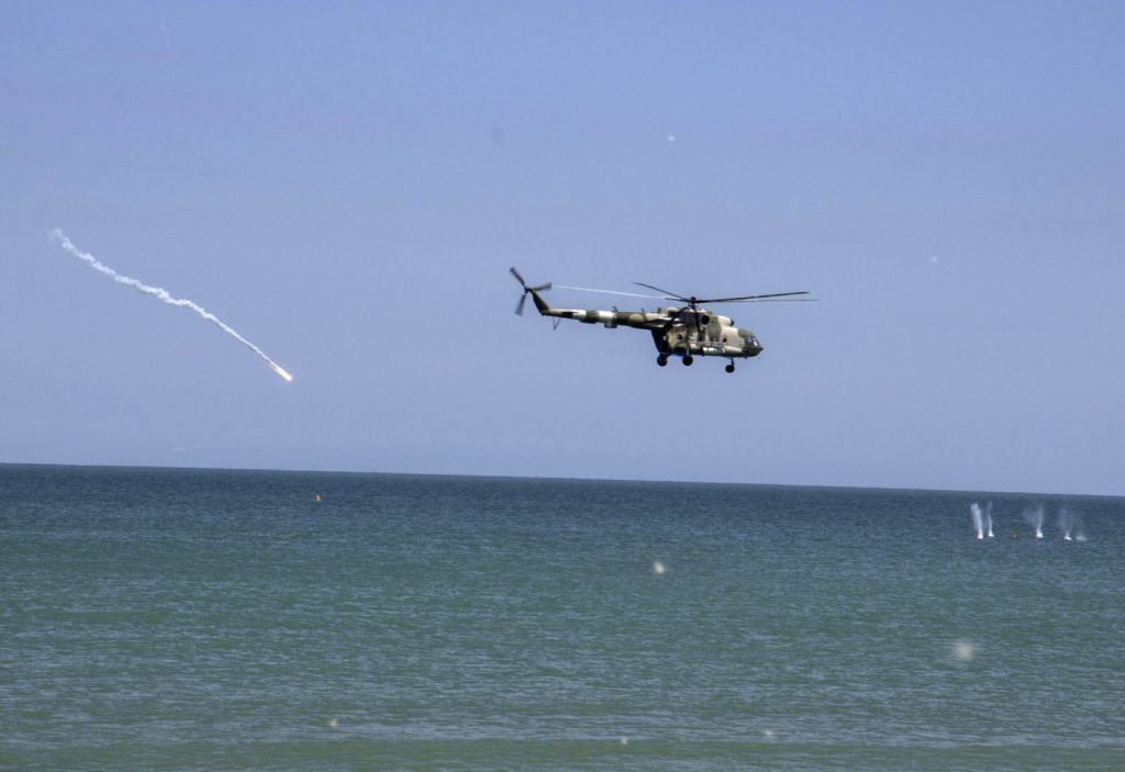 Вертоліт Мі-8 на навчаннях на узбережжі Азовського моря. Фото: Міноборони