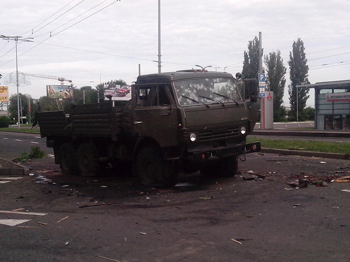 Розстріляний КамАЗ бойовиків в районі Путилівського мосту. 27 травня © Олексій Цупак, www.ostro.org