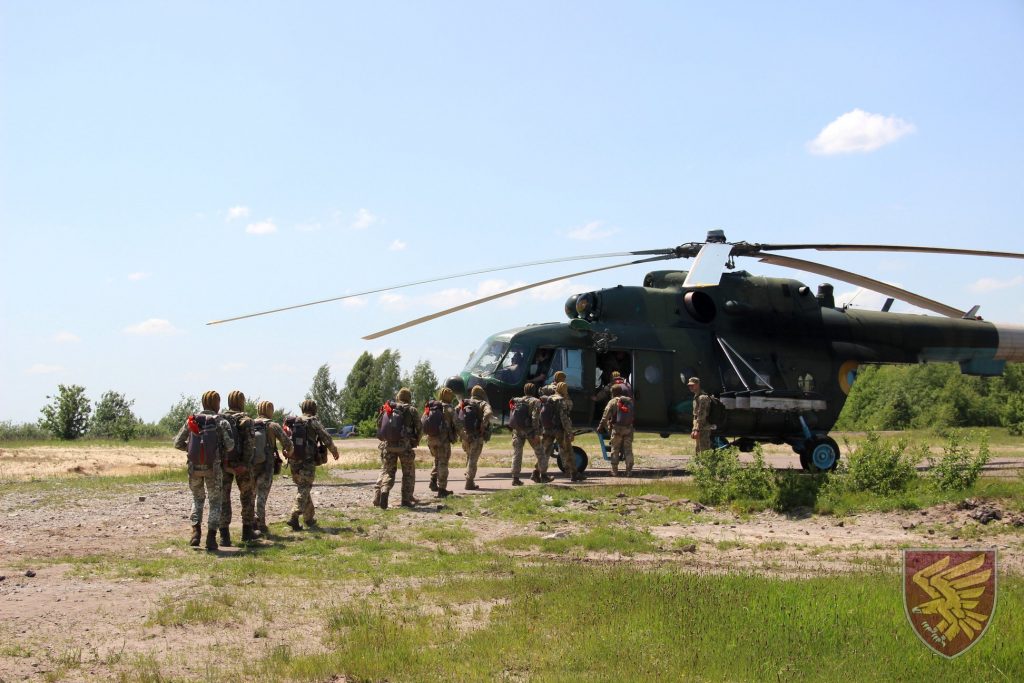 Стрибки з Мі-8 95 окремої десантно-штурмової бригади. Фото: ДШВ