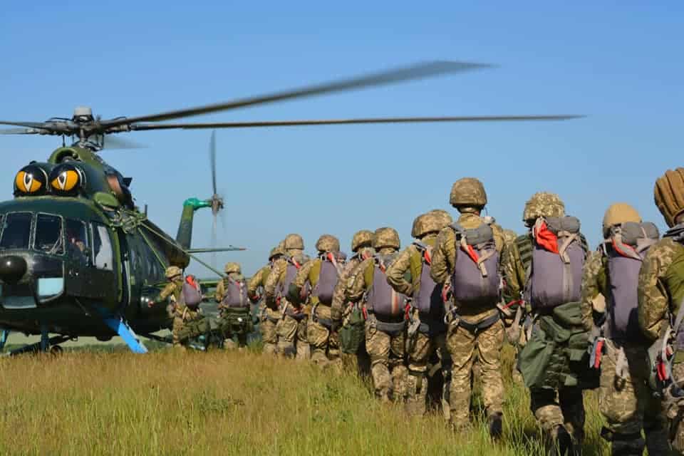 Стрибки з Мі-8 81 ОАеМБр. Фото: ДШВ