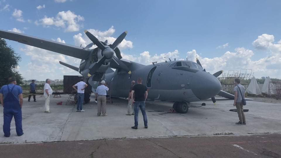 Літак Ан-26 після складання лівого шасі