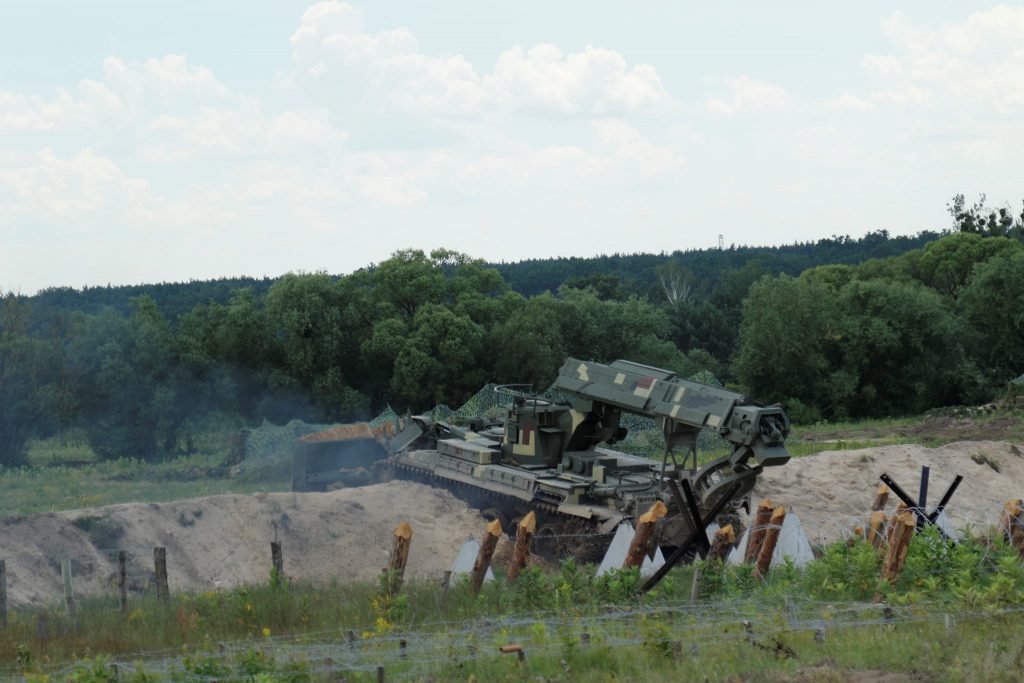 Інженерна машина розгородження під час навчань ЗСУ. Фото: Генштаб