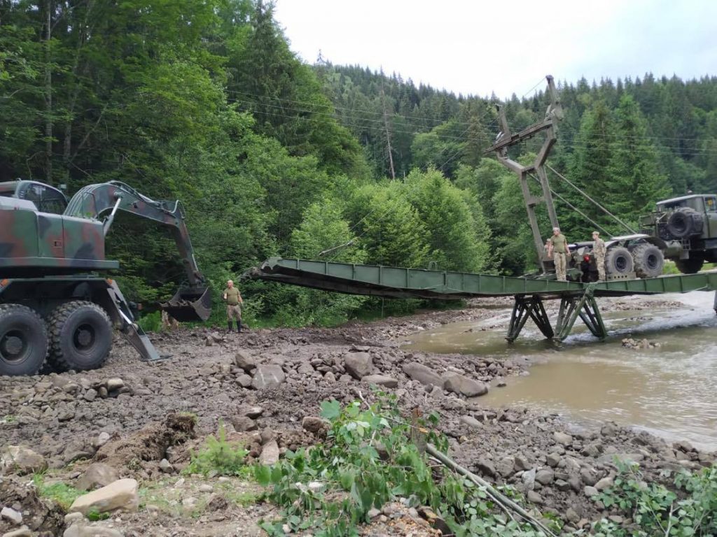 Робота інженерного підрозділу над встановленням тимчасового мосту. Фото: Міноборони