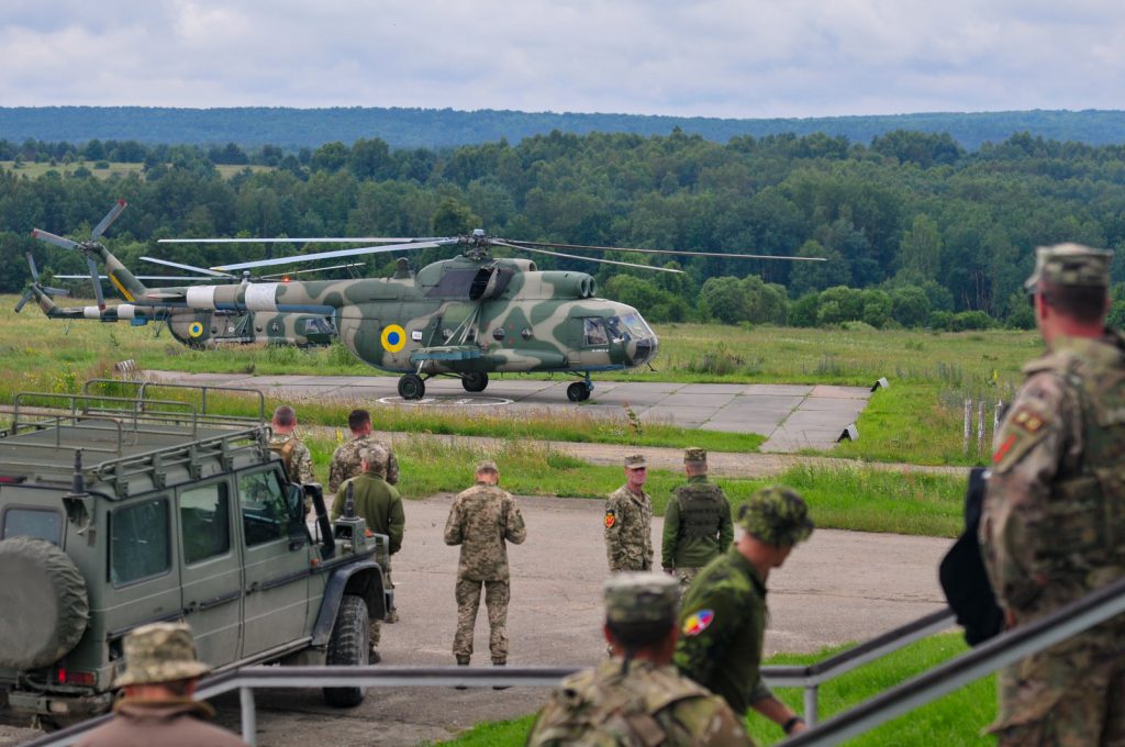 Вертоліт Мі-8 та представники JMTG-U під час маневрів. Фото: Генштаб ЗСУ