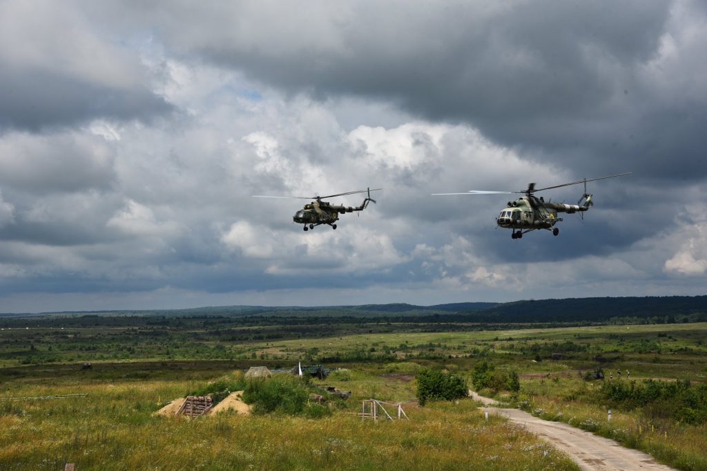 Вертольоти Мі-8 під час маневрів. Фото: Генштаб ЗСУ