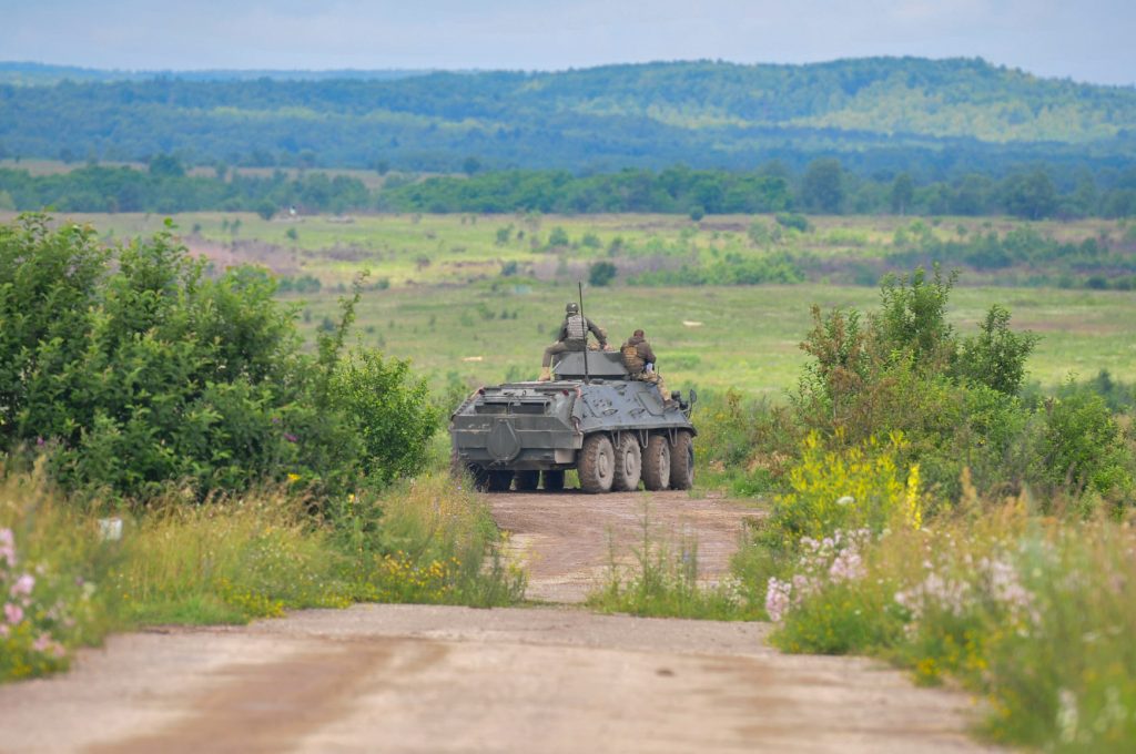 Машина управління вогнем артилерії 1В18 на базі БТР-60 під час маневрів. Фото: Генштаб ЗСУ