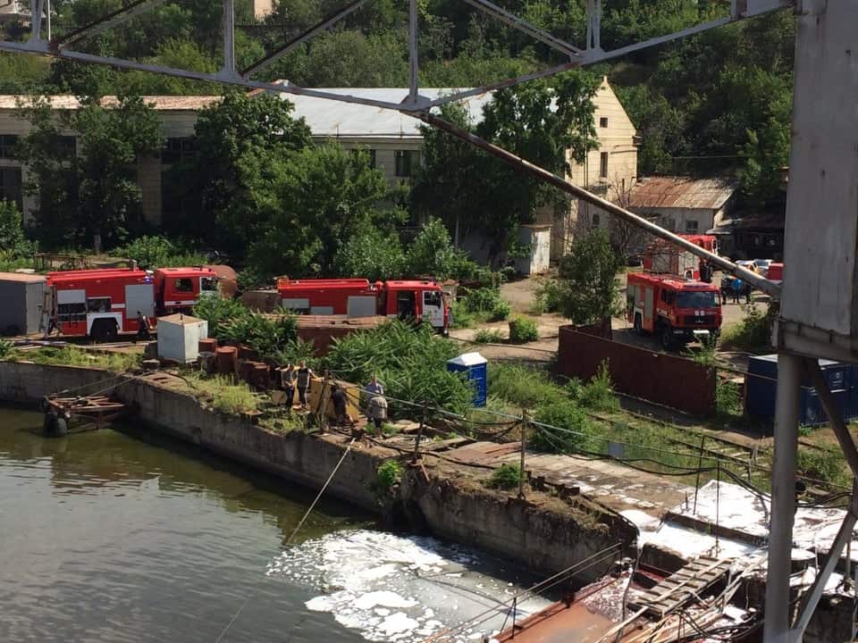 Пожежа на десантному кораблі. Фото від ДСНС