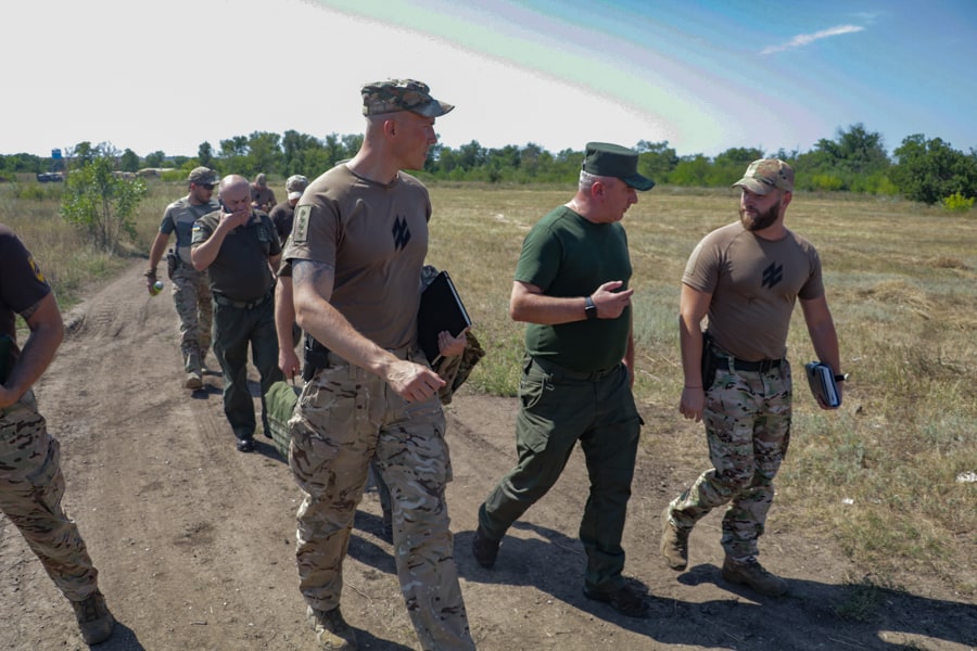 Командувач НГУ генерал-лейтенант Микола Балан на полігоні полку "Азов". Фото: НГУ