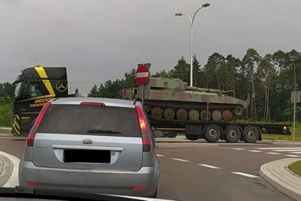 Вантажівка з номерами Чеської Республіки вивозить з Польщі САУ 2С1 «Гвоздика». Фото: Dawid Kozdra