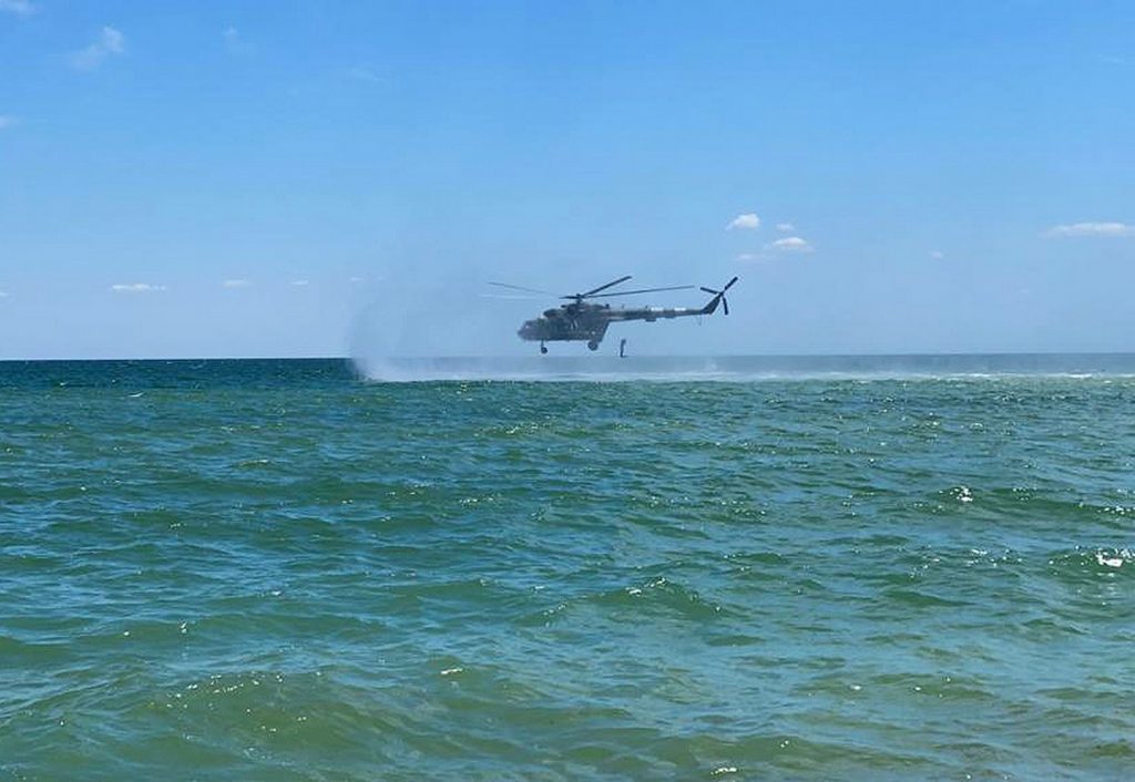 Десантування водолазів з гелікоптеру Мі-8