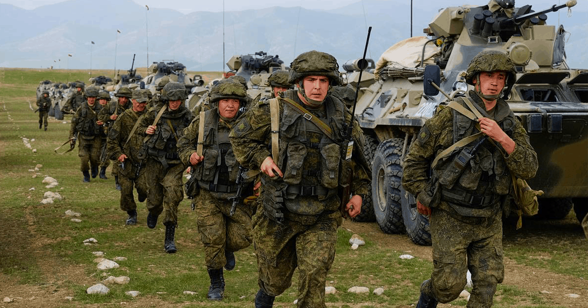 Білоруські військові передають російським індивідуальні аптечки та екіпірування