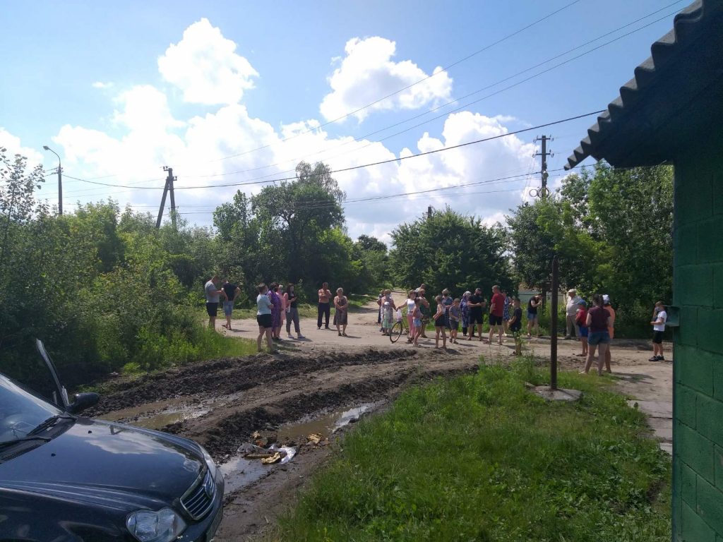 Пошкодження дороги через рух гусеничної техніки з Шепетівського ремонтного заводу