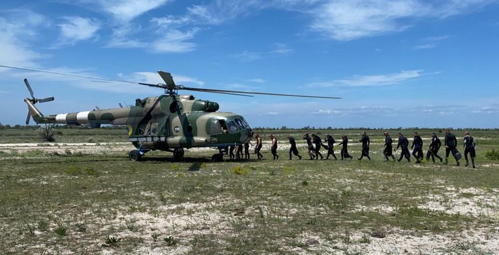 Завантаження водолазів у гелікоптер Мі-8