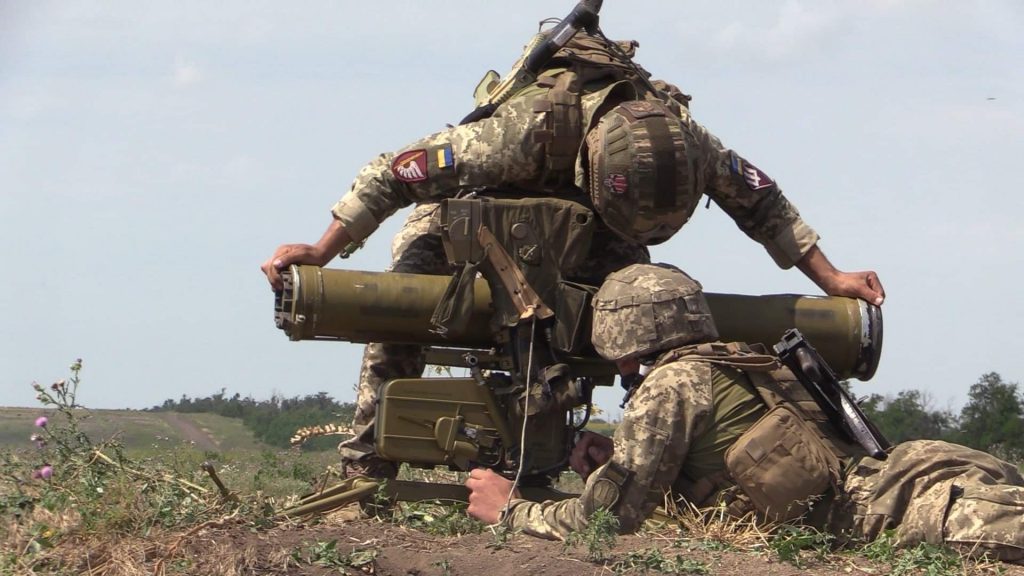 Підготовка до стрільби противотанкового розрахунку під час змагань. Фото: АрміяInform